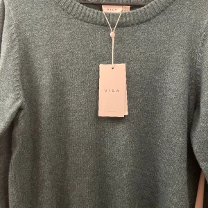 Vila tröja  - Säljer denna mörkgröna NYA tröjan från Vila. Den som somsagt inte använd men superfin!  Säljer för 200kr 