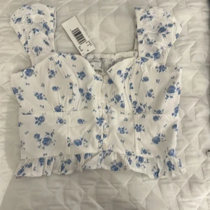 Sommartorp från Hollister💕 - Så söt topp fårn hollister! Aldrig använd, endast testad!💕 Går ej att hitta längre på zalando😍 pris går att diskutera vid snabb affär, säljer för aldrig kommit till användning 💕 skriv för fler bilder