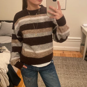 Stickad tröja - Säljer min randiga tröja i härliga färger. Väldigt bra skick då den endast är använd fåtal gånger