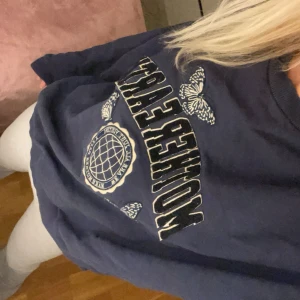 Snygg sweatshirt!! - Köpt på Madlady för flera år sen, och passar till allt! Tröjan är delvis använt men fortfarande i bra skick! 