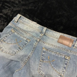 Lågmidjade bootcut jeans - Mått Ben - 79cm Midja - 39cm