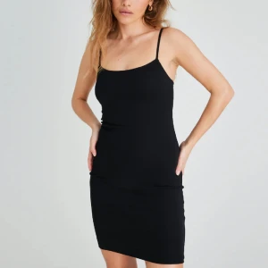 klänning  - Svart tight klänning, perfekt till sommaren💞