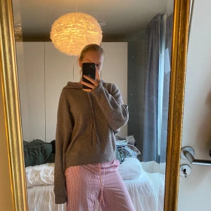 Stickad hoodie  - Lite nopprig men fortfarande mysig och fin