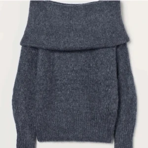 Grå off shoulder tröja - Säljer min jättefina off-shoulder tröja ifrån H&M använd ett fåtal gånger. Helt slutsåld, andra bilden är lånad💕💕
