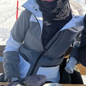 Peak performance skidjacka  - Säljer denna skidjacka från peak performance. Nyskick då den är använd ca fem gånger. Köpt för ca 4000kr, skriv om du har fler frågor eller liknande. 