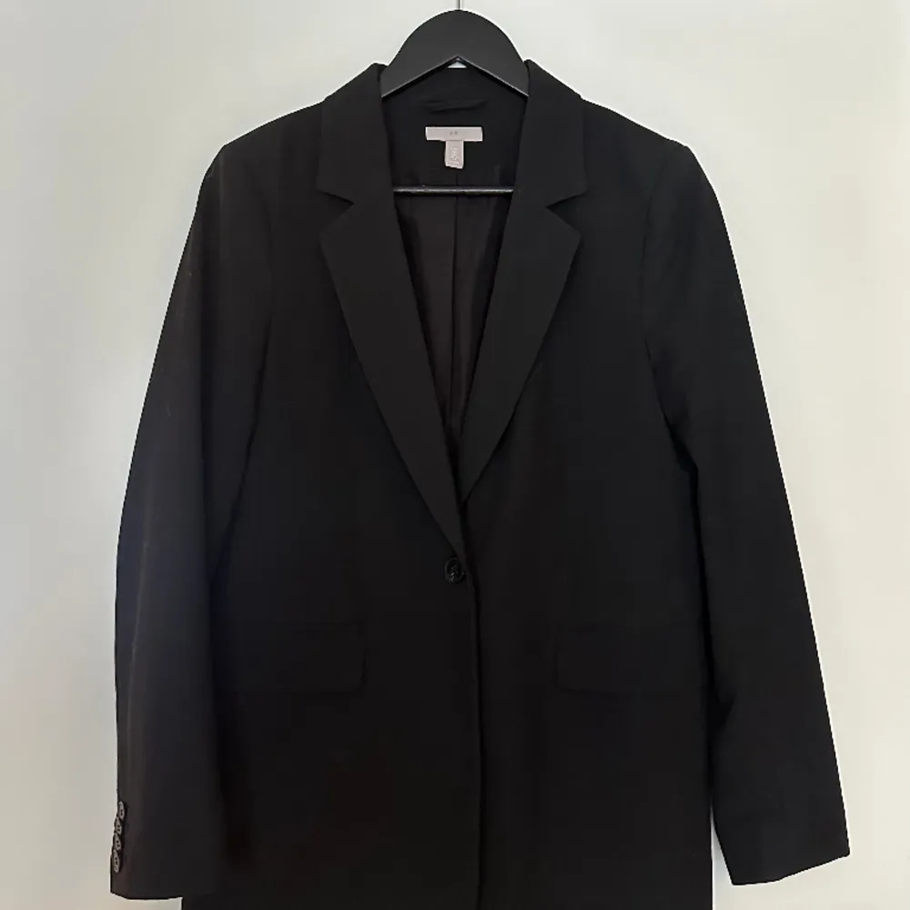 Oversize svart kavaj från H&M i fint skick. Storlek S men funkar även för M.. Kostymer.