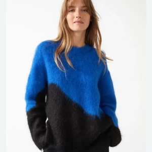 Stickad tröja  - Jättefin stickad tröja från & other stories i bra skick! Säljer då den inte används. Använd ett få tal gånger och är därför nästan som ny. Skriv för fler bilder.