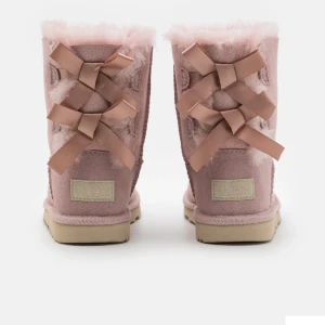 Bailey bow uggs - Super bedårande bailey bow uggs som man kan vika ner. Haft på mig ett antal gånger. Lite slitna där fram men annars är de jätte fina. Köpt i storlek 36 men de passar storlek 38💕Orginalpris på 1700.  Ps. man får med lådan som äkthetsbevis 