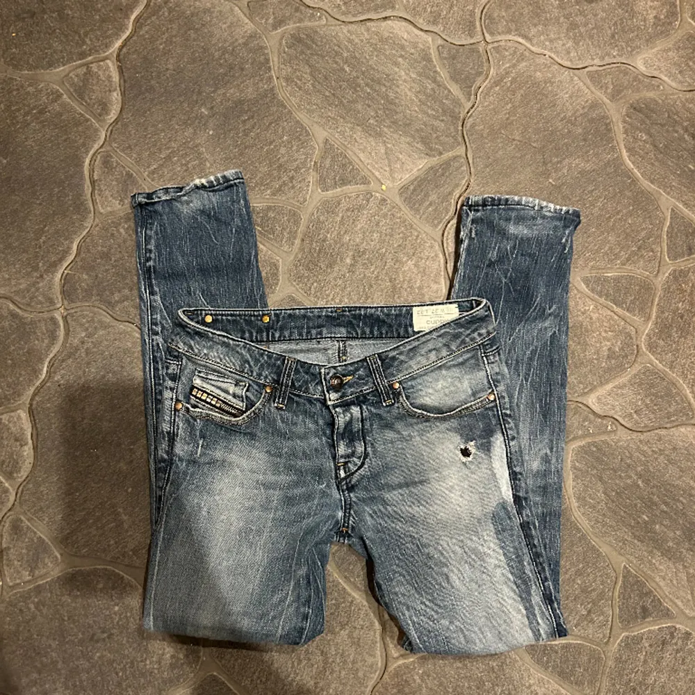 säljer dessa snygga jeansen, dem är i modellen straight men upplever att dem är lite taightare vid vaderna💕 midjemått 38, kan ej visa bilder på då dem är försmå🧚🏼‍♀️. Jeans & Byxor.