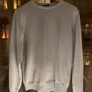 Stenströms crewneck - Snygg ljusblå crewneck från stensströms. Köp i höst för 1500kr. Bra skick. Priset kan diskuteras! Storlek M passar även S. 