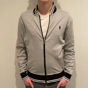 Sjukt snygg cardigan från Ralph Lauren i grymt skick, inga defekter. Storlek S. Modellen är 180cm. Nypris 1699kr. Vårat pris 499kr. Skriv vid minsta intresse!📩