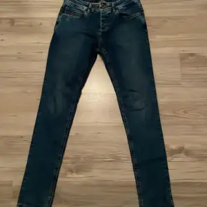 Säljer dessa givenchy jeans i storlek 31/32. Tror de är äkta då qr koden funkar och de verkar vara äkta. Säljer de för 299. Ordinarie pris ligger runt 5000. Skriv i dm om ni har några frågor!