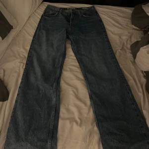 Midwaist jeans från zara!! - Säljer detta raka midwaist jeansen från zara!!