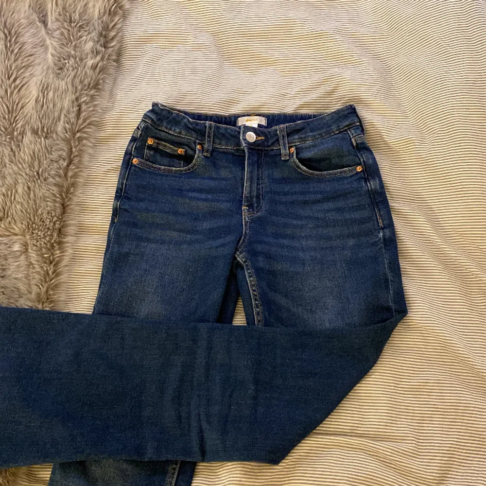 säljer nu mina mörkblåa bootcut jeans ifrån gina tricot young. byxorna är för små för mig som är runt 165cm💗 de är använda ett fåtal ggr och tvättas innan frakt. kommer från rökfritt hem men har pälsdjur💗 köpta för 299kr men säljer för 150kr💗. Jeans & Byxor.
