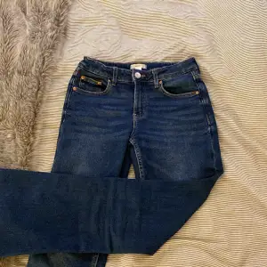 säljer nu mina mörkblåa bootcut jeans ifrån gina tricot young. byxorna är för små för mig som är runt 165cm💗 de är använda ett fåtal ggr och tvättas innan frakt. kommer från rökfritt hem men har pälsdjur💗 köpta för 299kr men säljer för 150kr💗