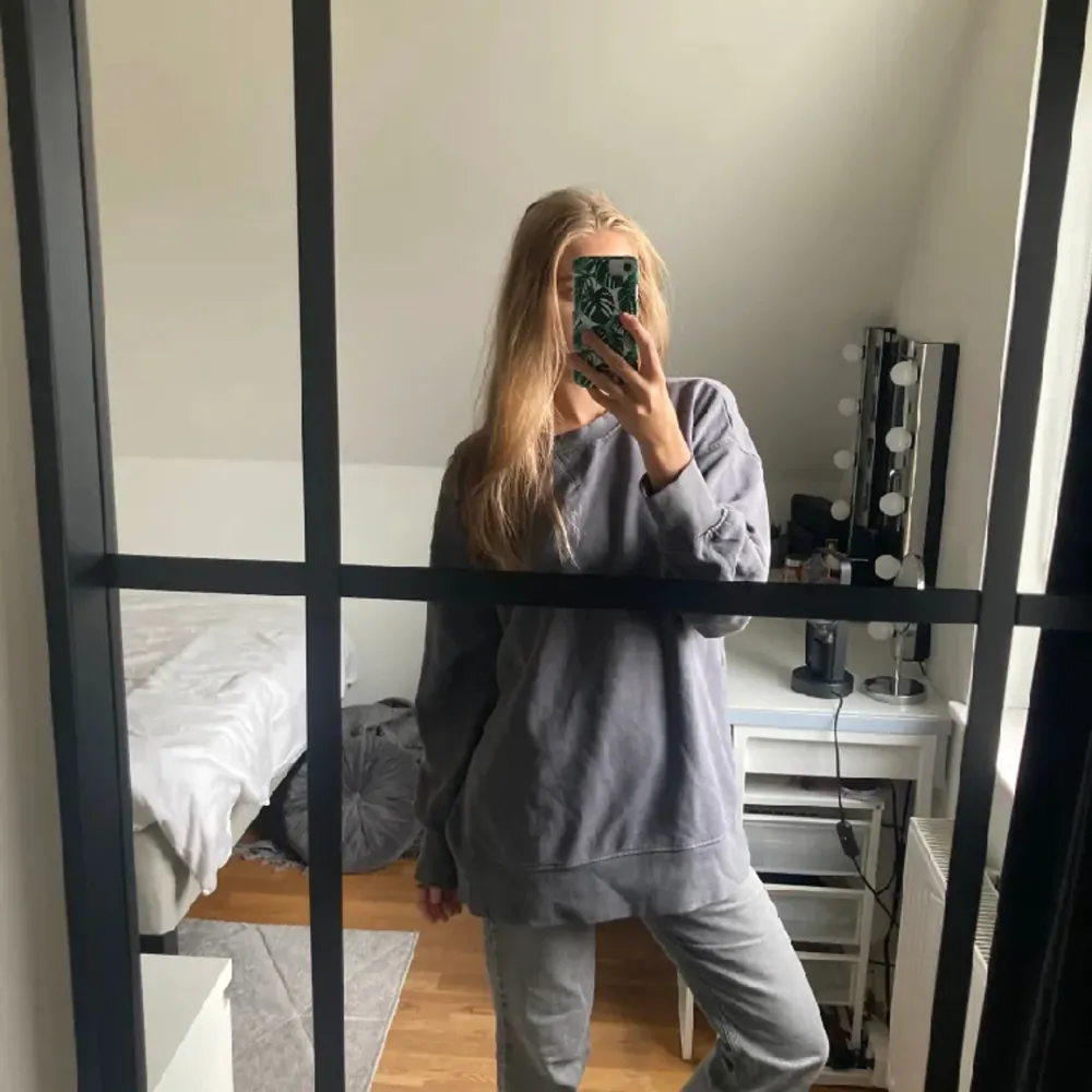 En oversized grå sweatshirt från Zara. Inga slitage eller defekter 🩶. Hoodies.