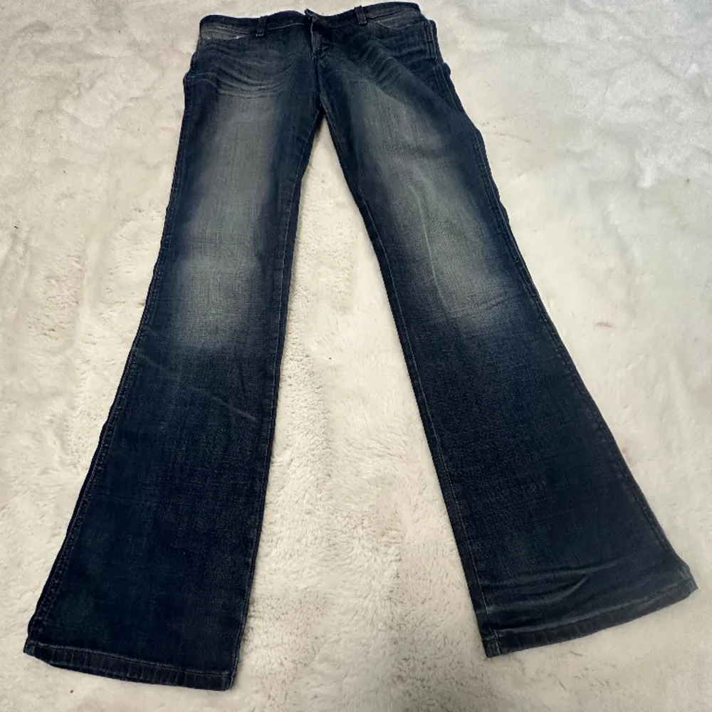 Säljer ett par Lågmidjade jeans från märket Wrangler💙💙 Väldigt fin Wash.     Mått: midja 39/40 cm, innerbenslängd 84/85cm  Skriv vid frågor! 🥰 . Jeans & Byxor.