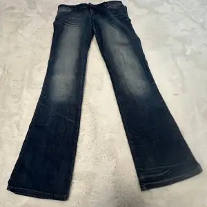Säljer ett par Lågmidjade jeans från märket Wrangler💙💙 Väldigt fin Wash.     Mått: midja 39/40 cm, innerbenslängd 84/85cm  Skriv vid frågor! 🥰 
