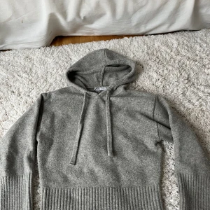 Zara stickad hoddie - Säljer denna stickade tröjan för jag inte använder den längre. Jätte fin och passar till allt till jeans, kostymbyxor, mjukis och osv. Passar perfekt till dig som vill uppgradera din stil!! 🥹🙏🏻