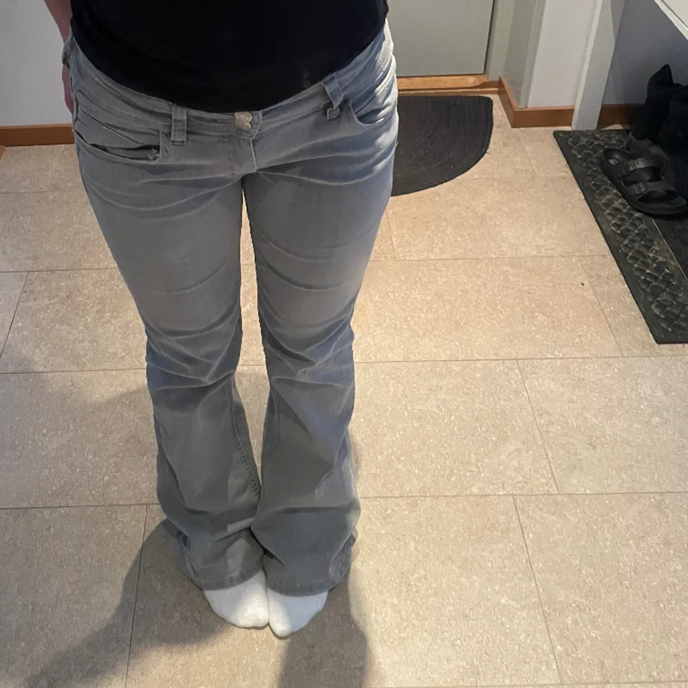 Ett par superfina ljusgråa bootcut jeans från Gina tricot. Dessa är i nyskick och säljer eftersom de är lite för långa. Nypris är 350 men säljer för 200. De är i storlek 164 men passar likabra i XS. Har du frågor eller prisförslag så kontakta mig!!. Jeans & Byxor.