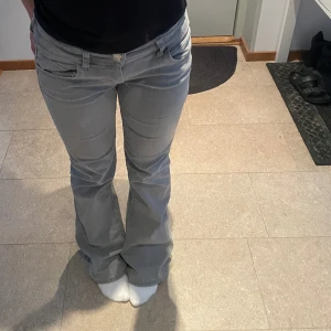 Ljusgråa bootcut jeans - Ett par superfina ljusgråa bootcut jeans från Gina tricot. Dessa är i nyskick och säljer eftersom de är lite för långa. Nypris är 350 men säljer för 200. De är i storlek 164 men passar likabra i XS. Har du frågor eller prisförslag så kontakta mig!!