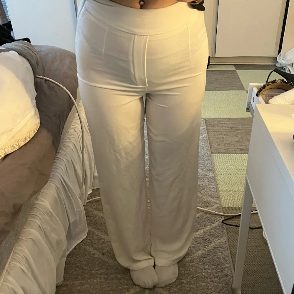Ett par söta vita kostymbyxor. Lite noppriga. Har inga fickor och är ganska genomskinliga så man får ha ljusa underkläder. Jätte bekväma och söta för sommaren. Jag är 160cm så längden är perfekt för mig. Jeans & Byxor.
