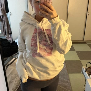 Vit hoodie  - En söt hoodie från thecoolelephant. Super gullig och mysig. Lite slitet tryck främst bak. Annars fint skick 