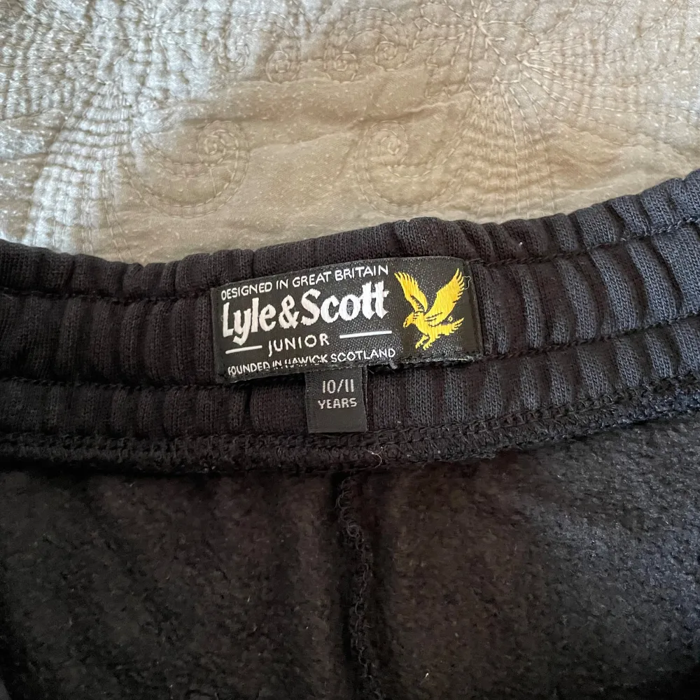 Svarta mysbyxor från Lyle&Scott för barn i åldern 10-11 år. Gott skick. Muddar vid fötterna och dragsko i midjan.. Jeans & Byxor.