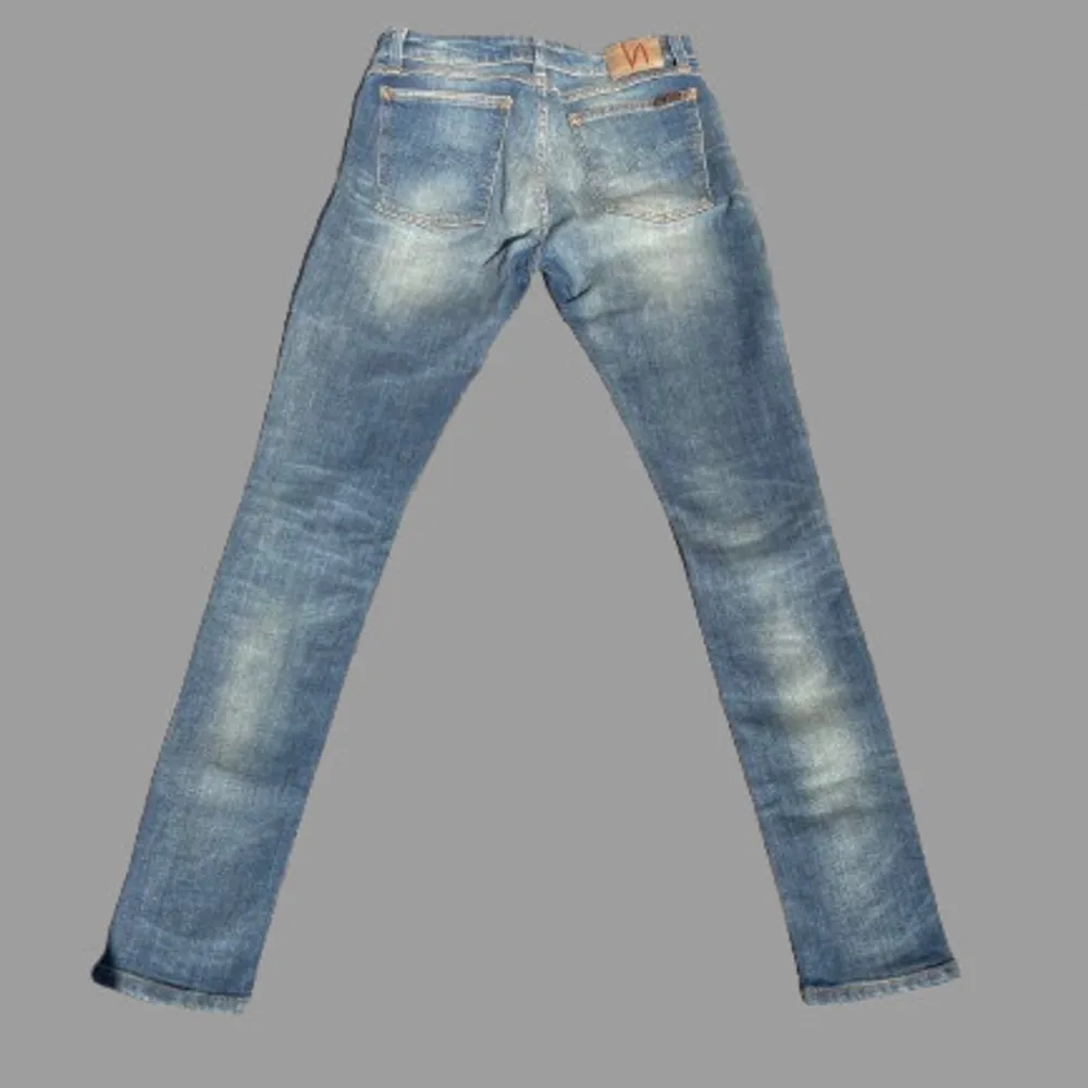 Säljer ett par feta ljusblå Nudie Jeans | modellen på byxorna är Skinny Lin (slimfit) | storlek 31/34 | skick 9/10 | knappt använda | dm:a oss gärna om ni har funderingar om byxorna 💯. Jeans & Byxor.