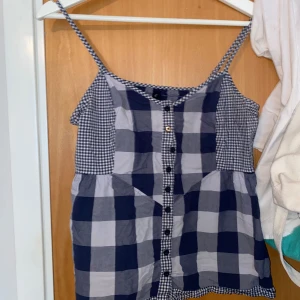 Blå rutig linne/topp  - Köpt i second hand för 3 månader sedan . Ej använd . I nytt skick . 