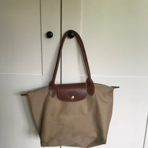 Handväska - En handväska som jag fått, fint skick men lite smutsig inuti. Hör av er för frågor eller mått♥️