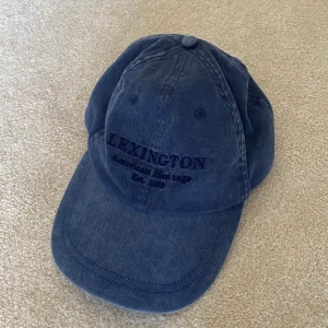 Nice keps - As snygg keps från lexington!! Jättenajs washed blå färg som gör att den ser lite använd ut, även mjukare i modellen. Köpt i butik i början av sommaren och använd fåtal gånger. Nypris 500kr, säljer då jag har för mycket kepsar 