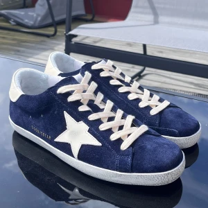GOLDEN GOOSE BLÅ - Säljer dessa golden goose skor i blått som enligt mig är den fetaste golden goose modellen. Helt nya och aldrig använda. (obs kopi0r därav priset).