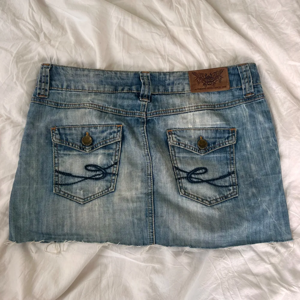 Snyggaste vintage jeanskjolen med fickor där bak. Verkligen supersnygg! Hör av er vid frågor💗. Kjolar.