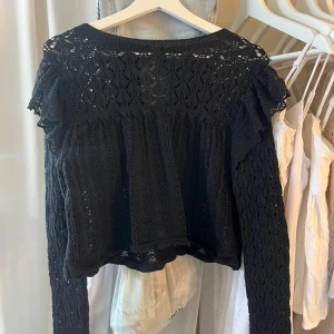 Virkad topp från Zara - Super fin och trendig långärmad tröja från Zara. Tröjan är helt ny och aldrig använd. Strl S och färgen svart❤️ skriv för fler bilder🙌🏻