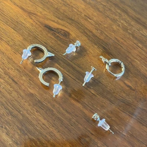 6 Nya örhängen  - Helt nya och oanvända silver örhängen. Minns ej vart de är ifrån men tror uropenn. Nypris: 120kr. Köparen står för frakten ❤️