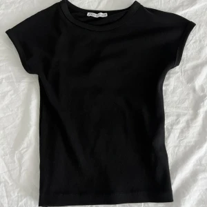 Svart ribbad t-shirt - Vanlig svart ribbad t-shirt från zara i storlek S.  Fin snygg passform.m, funkar till allt. Aldrig använd och är i nyskick! Pris kan diskuteras❤️