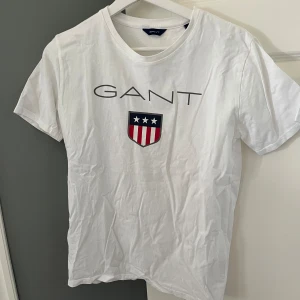 GANT t-shirt - Säljer nu min Gant tröja då den aldrig används. Tröjan är nog aldrig använd och därför i oanvänt skick.  ‼️Storleken är barnstorlek (158/164) men passar mig som är XS/S‼️ Hör av dig vid frågor och funderingar. Pris kan diskuteras!💙