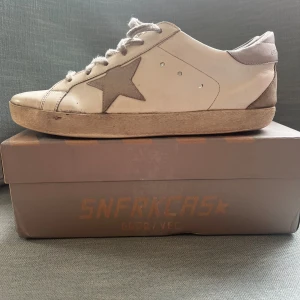 Golden Goose - Skorna är stl 44, skicket är ca 7/10 och boxen medföljer sjävlklart, de köptes på plick för ca 2 månader sen men är sugen på något nytt o därför säljs de igen