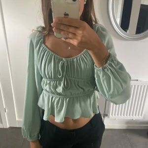 Blus - Jättefin ljusgrön volangblus! Använd fåtal gånger och har blivit för liten så den är i väldigt bra skick💓köparen står för frakten!