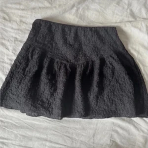 Volang kjol - Jättefin svart volangkjol från Gina tricot i bra skick, perfekt för sommaren!