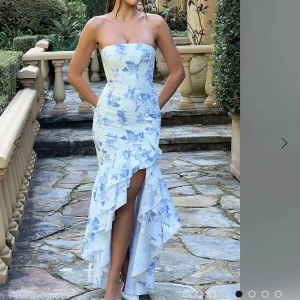 Babyboo klänning - Säljer denna ursnygga klänningen ifrån babyboo, den är i helt nyskick med lappen kvar då den var lite för liten för mig, säljer billigt !! Nypris: 1 640kr mitt pris : 200kr