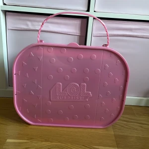 L.O.L Surprise Bigger Surprise - 1 keps, 2 solglasögon, 6 skor, 1 väska, 1 kjol, 1 shorts, 1 tröja, 3 vattenflaskor, 2 morgonrockar, 1 klänning, 1 klänning till hund, 1 spade, 1 förstoringsglas, 2 halvhjärta pizza, 6 peruker, 4 bollar som saknar dockor, 6 masker.💘💘köptes för 1500kr💓