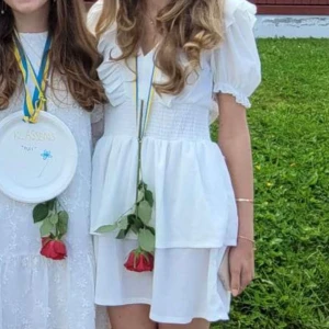 Vit volang klänning  - Säljer en jättefin vit volang klänning från ginatricot!! Endas använd en gång!! Dock har den gått sönder lite i vänstra hörnet men det är inget som syns jättemycket, går även bra att sy💗