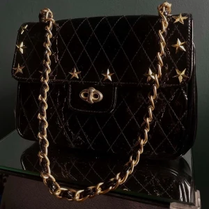 Väska med gulddetaljer  - Tess Bag💋🍸 -Pris:349kr -Storlek:M -Skick:väldigt bra