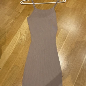 Säljer denna klänning  - Helt i nyskick. Storlek XS fast är stretchig