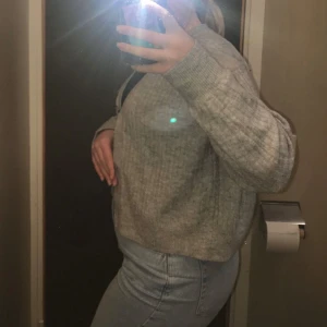 Stickad kofta med knappar🤎 - Stickad grå kofta från hm. I bra skick & knappt använd! Klicka på köp nu eller kom med prisförslag!!🌸 HÖGSTA BUD: 95