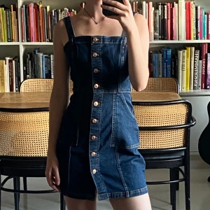 Jeansklänning - Söt denimklänning i storlek S utan några defekter 💙Den är stretchigt tyg vilket gör den både skön och fin! 