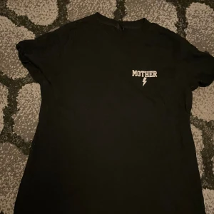 T-shirt med tryck  - Framsidan ”mother” Baksidan ”Always got your back” Från Gina  Storlek L 