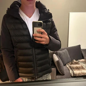 Hetrego jacka - (Avtagbar luva) En fet jacka från Hetrego i bra skick. Perfekt inför höst/vinter säsongen. Jackan är köpt på United fashion i Göteborg för ca 5500kr. Hör av dig vid frågor!